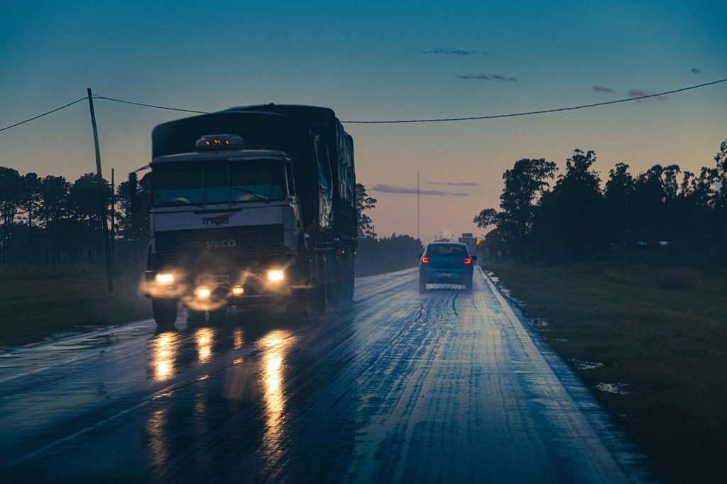 night, truck, road, big truck, delivery truck, cargo truck, traffic, street, car, vehicles, transportation, transport, delivery, car wallpapers, logistics, driving