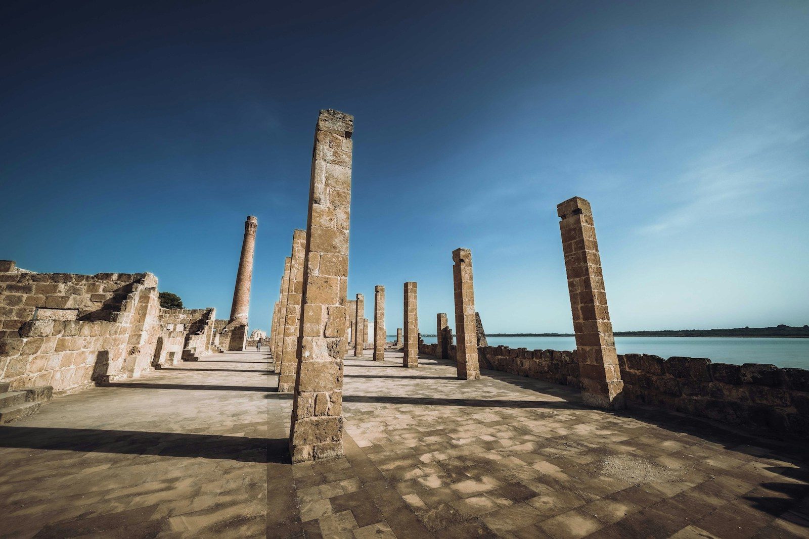 a stone wall with pillars