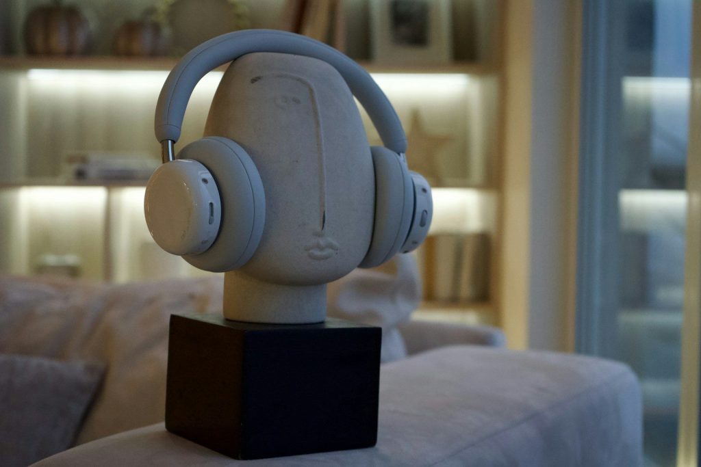 Sculpture of a head wearing headphones on a stand.