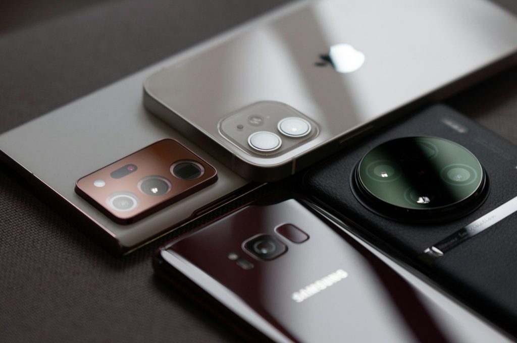 a group of cell phones sitting on top of a table