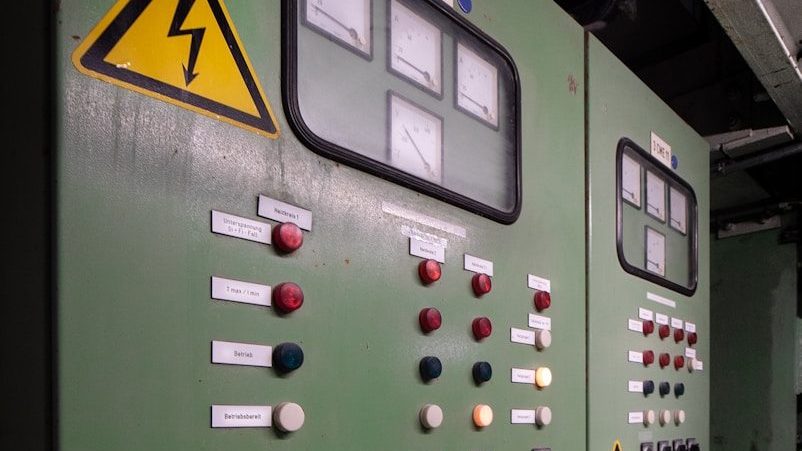 green and black machine close-up photography