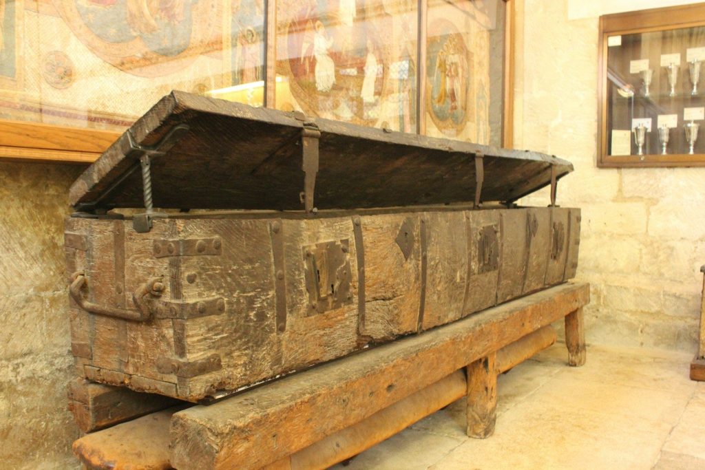 a wooden trunk sitting on top of a wooden bench