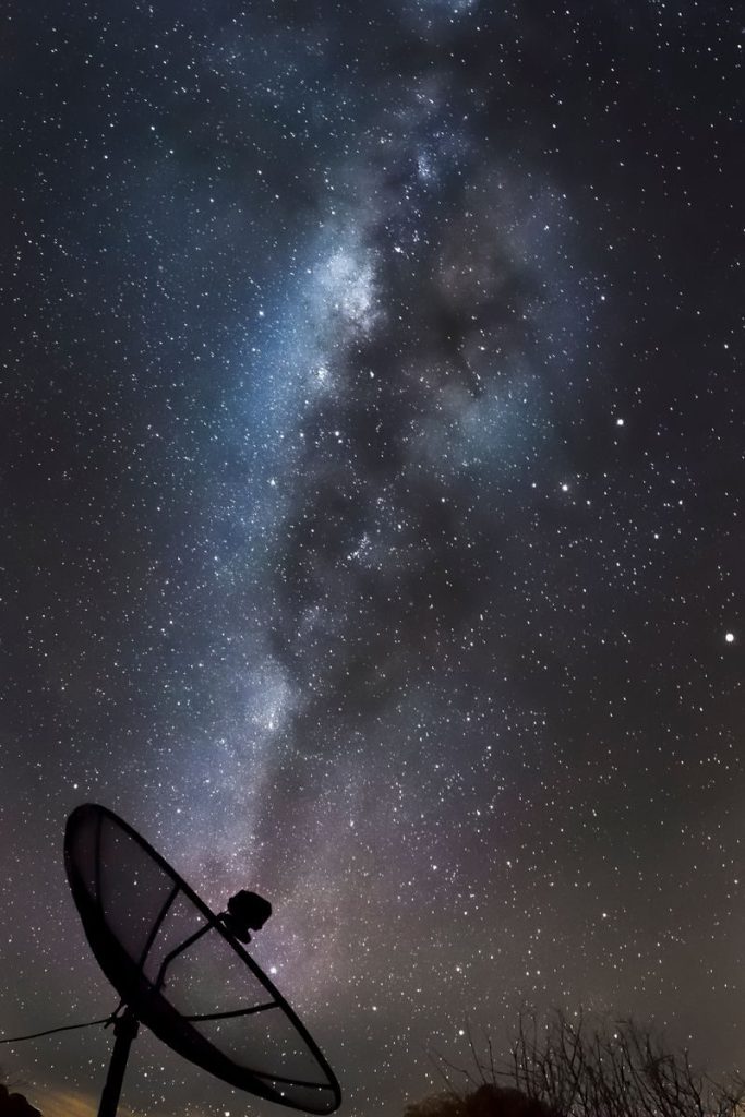 Stunning view of the Milky Way in São Bento do Sapucaí with a satellite dish silhouette.