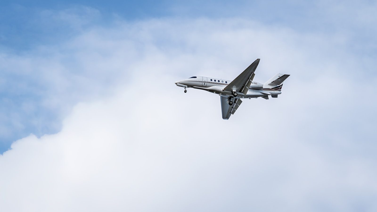 The Surprising Air Physics That Keep Planes Flying