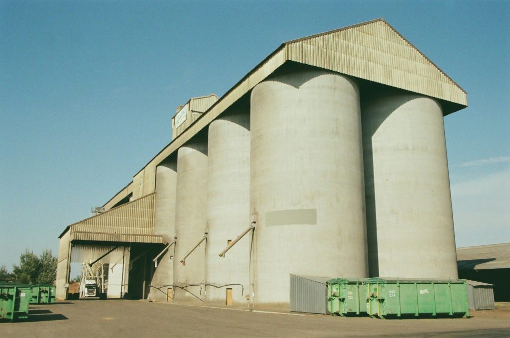 a large concrete building