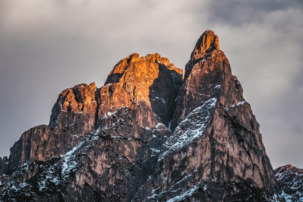 brown rocky mountain under cloudy sky during daytime