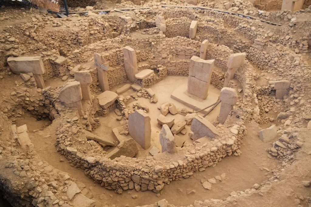 Explore the prehistoric ruins of Göbekli Tepe, an ancient archaeological site in Şanlıurfa, Türkiye.