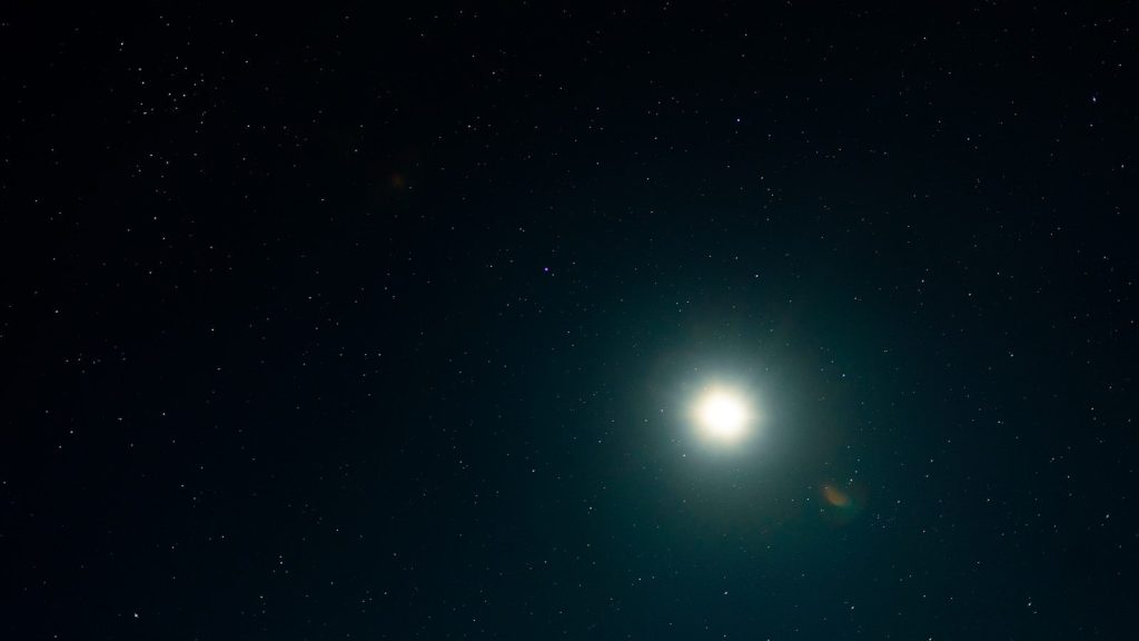 a star in the middle of the night sky