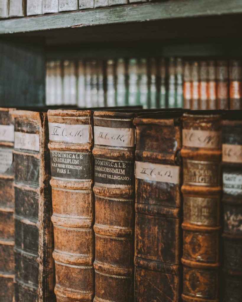 a bunch of books that are on a shelf