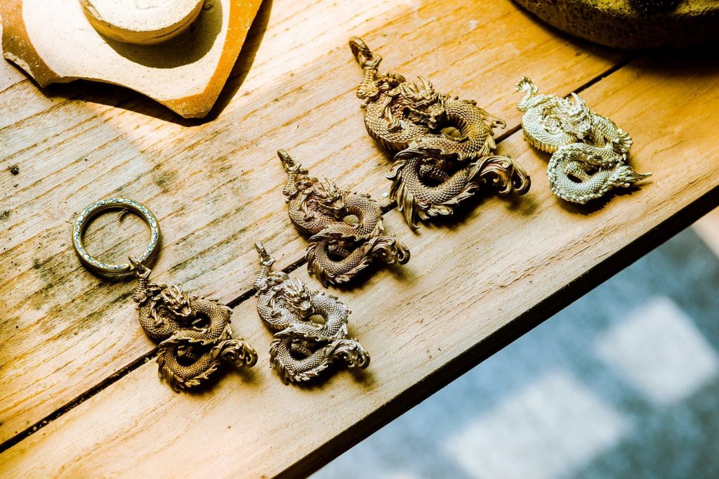 a wooden table topped with lots of key chains
