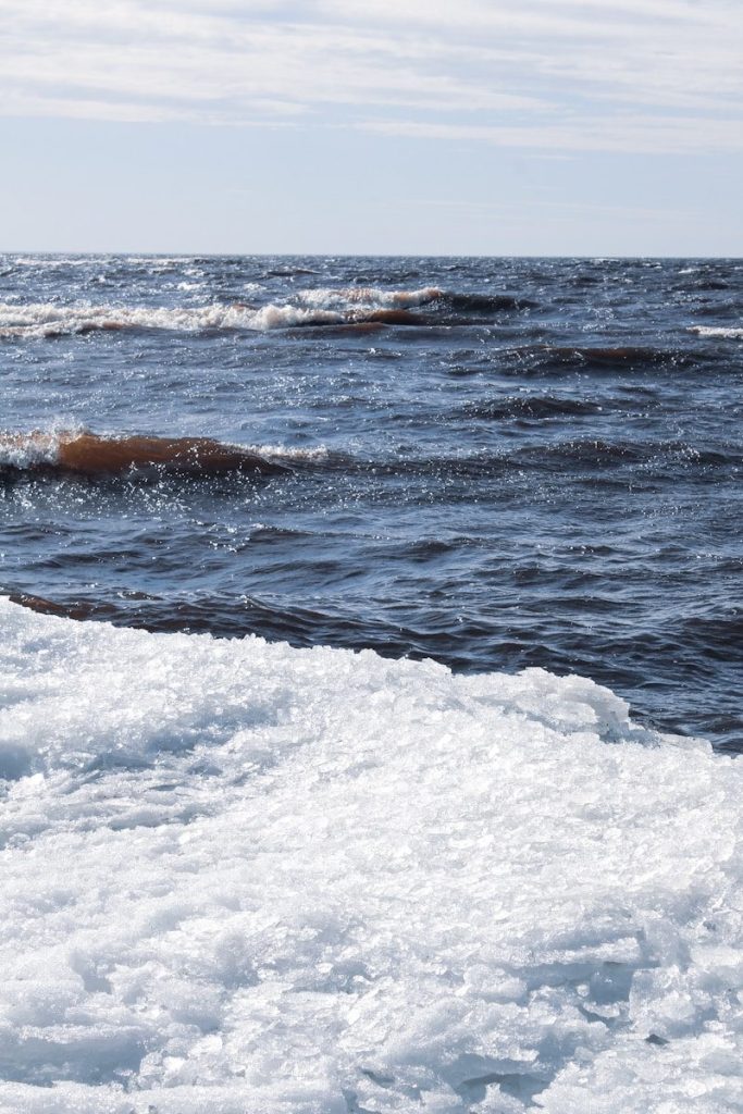 ocean waves crashing on shore during daytime