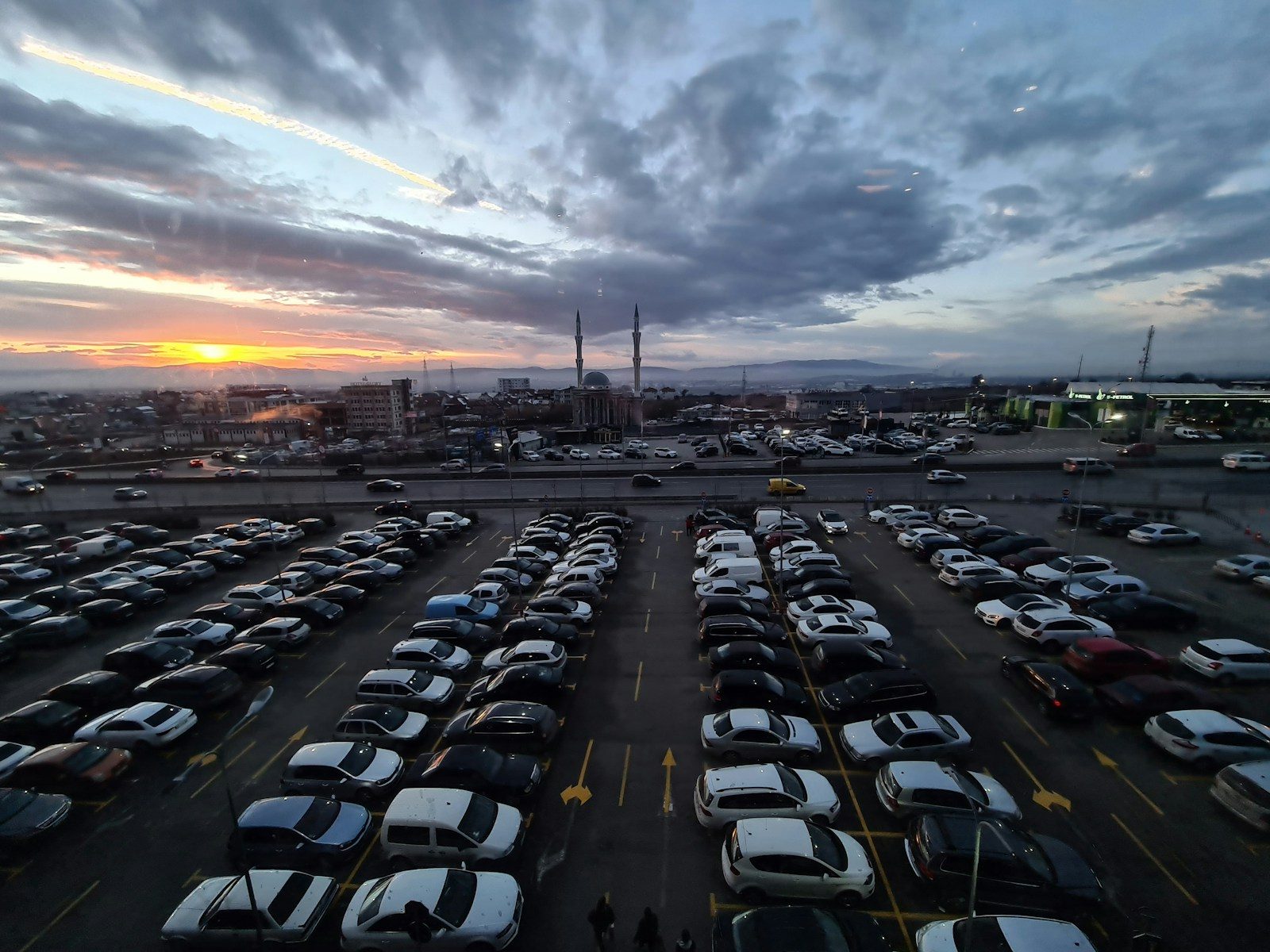 Why American Car Dealers Cannot Sell Their New Vehicles
